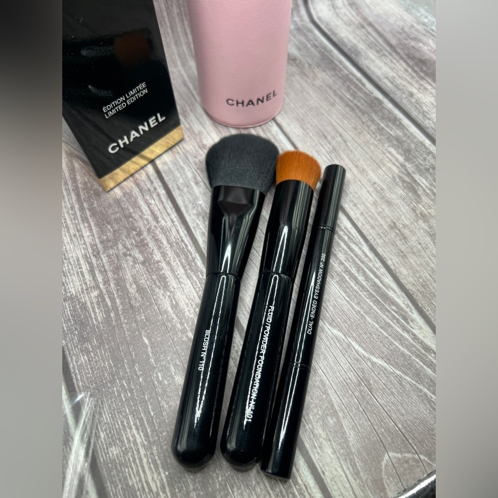 Chanel Les Pinceaux de Chanel 3-Piece Makeup Brush Set with Pink Case - Picture 8 of 14